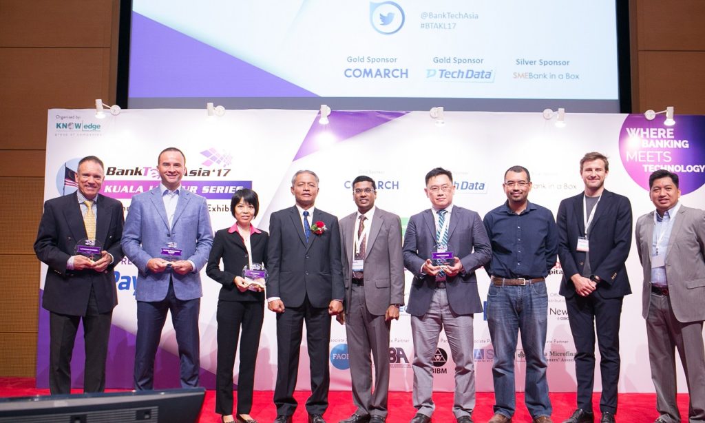 Deputy Finance Minister of Malaysia Hands Award to Fin5ive winners at BankTech Asia
